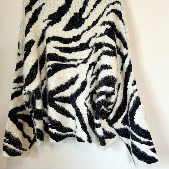 K Jordan Black and White Zebra Patterned Turtleneck Sweater - Size: Extra Large - Picture 4 of 5
